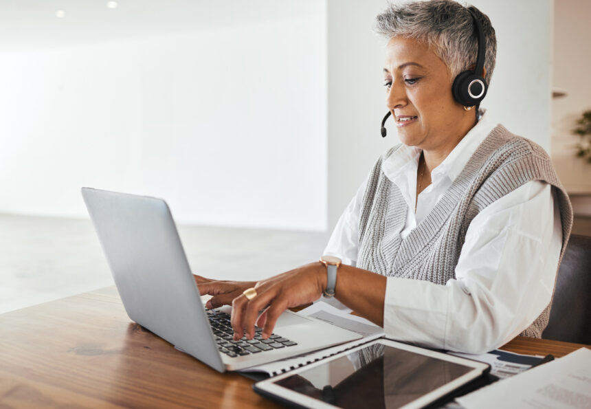 Call-center-receptionist-using-headset