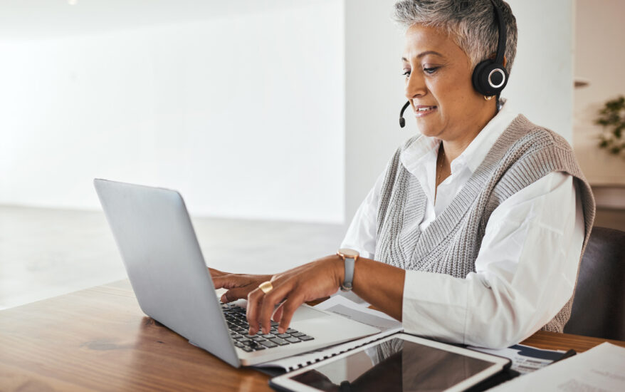 Call-center-receptionist-using-headset